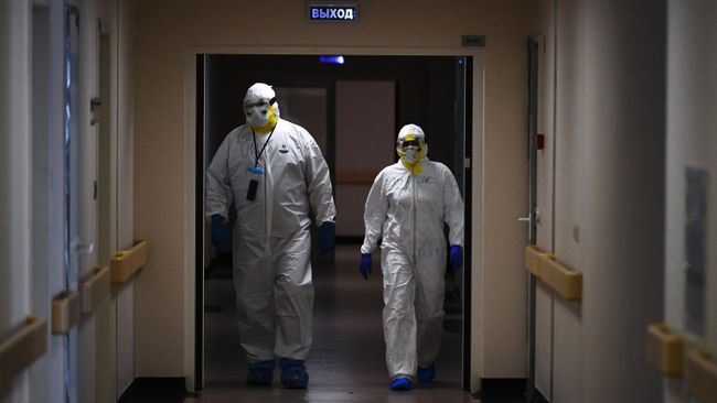 Медицинские работники в одном из отделений госпиталя COVID-19 в Центре мозга и нейротехнологий ФМБА России Медицинские работники в одном из отделений госпиталя COVID-19 в Центре мозга и нейротехнологий ФМБА России