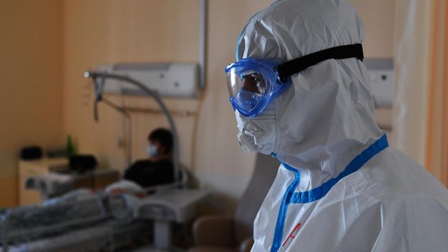 Медицинский и пациент в одном из отделений госпиталя COVID-19 в Центре мозга и нейротехнологий ФМБА России Медицинский и пациент в одном из отделений госпиталя COVID-19 в Центре мозга и нейротехнологий ФМБА России