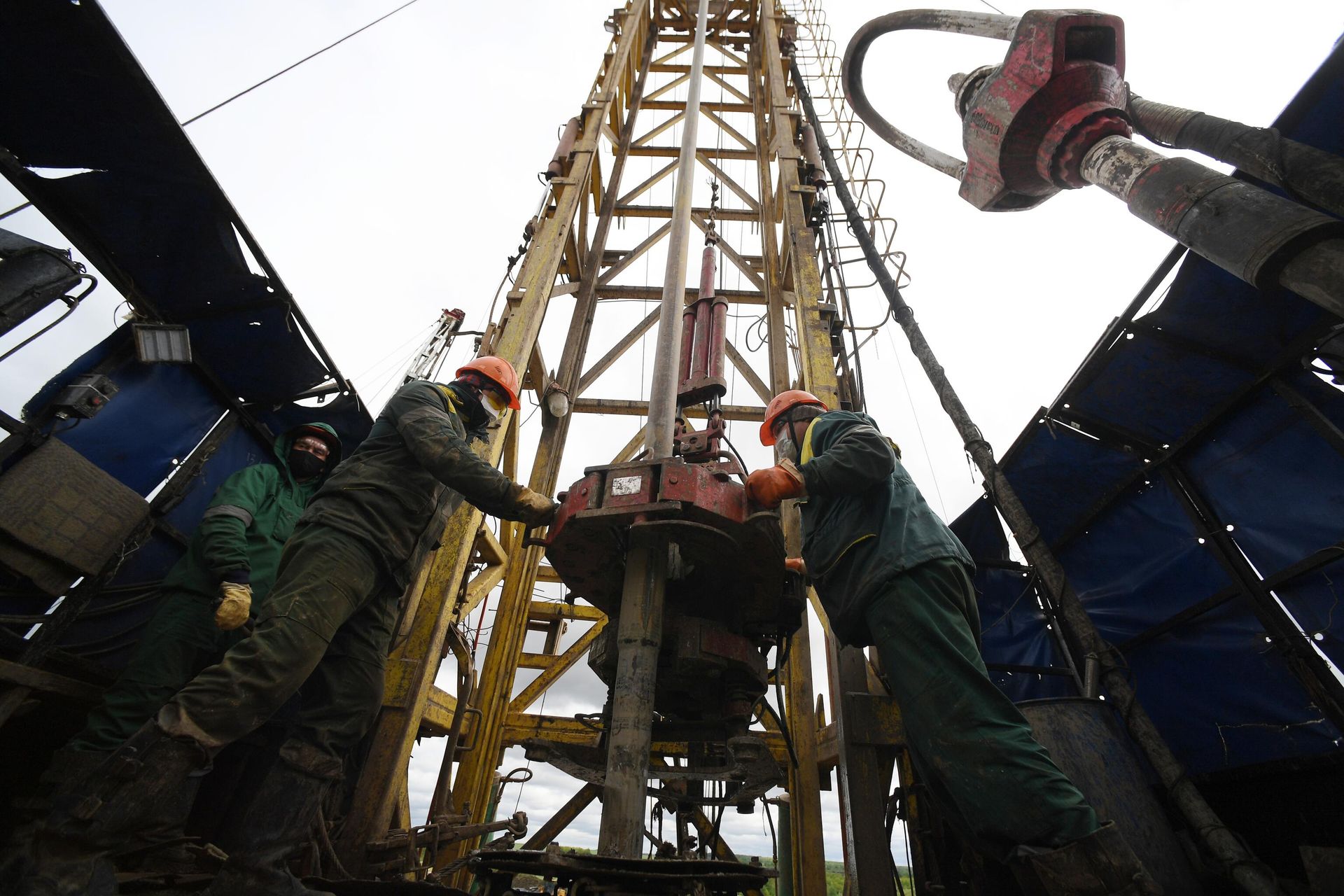 Рабочие на мобильной буровой установке компании Татнефть Рабочие на мобильной буровой установке компании Татнефть - РИА Новости, 1920, 13.04.2022