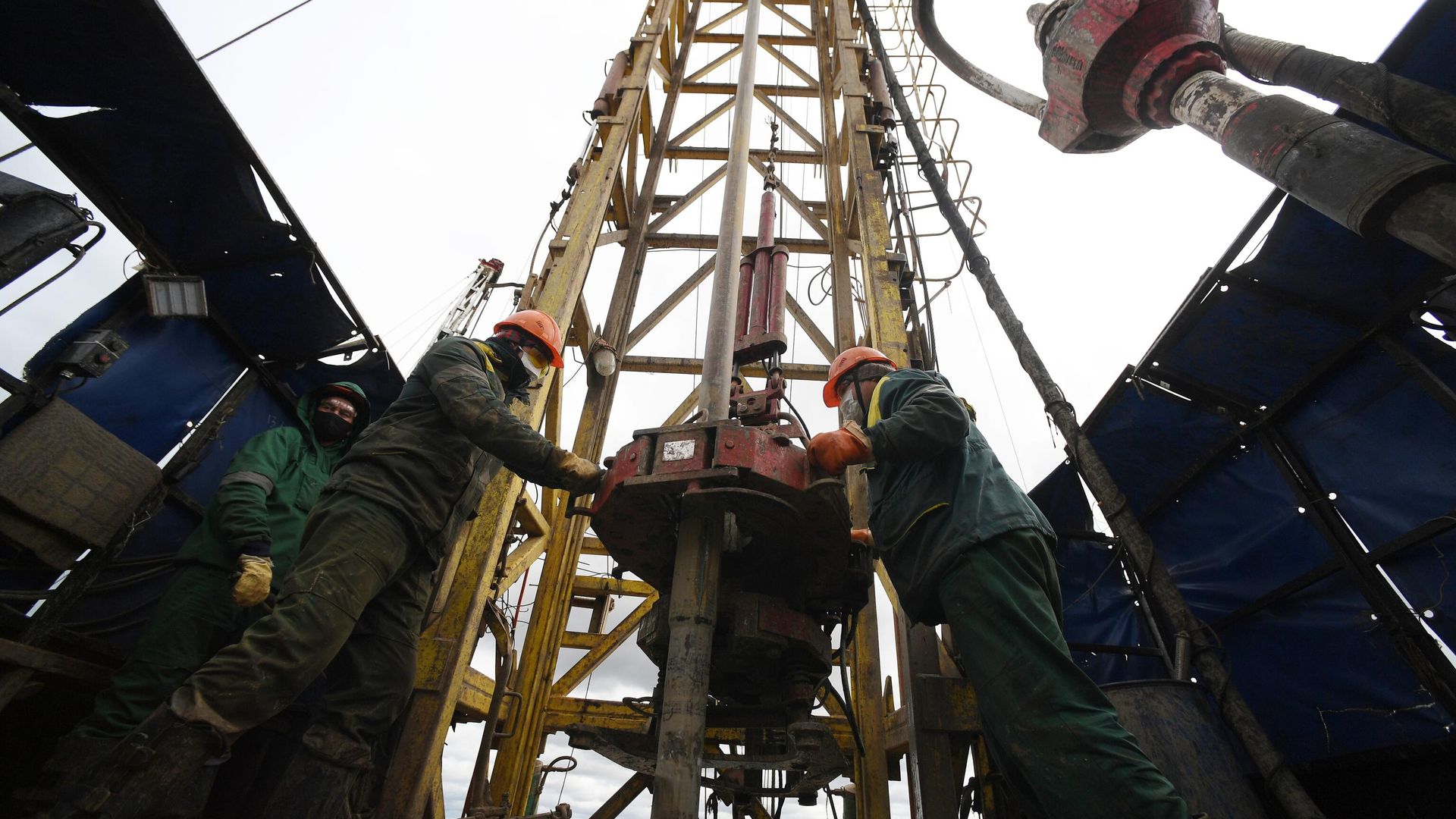 Рабочие на мобильной буровой установке компании Татнефть Рабочие на мобильной буровой установке компании Татнефть - РИА Новости, 1920, 06.04.2021