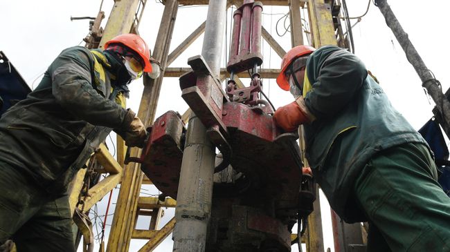 Рабочие на мобильной буровой установке компании Татнефть Рабочие на мобильной буровой установке компании Татнефть