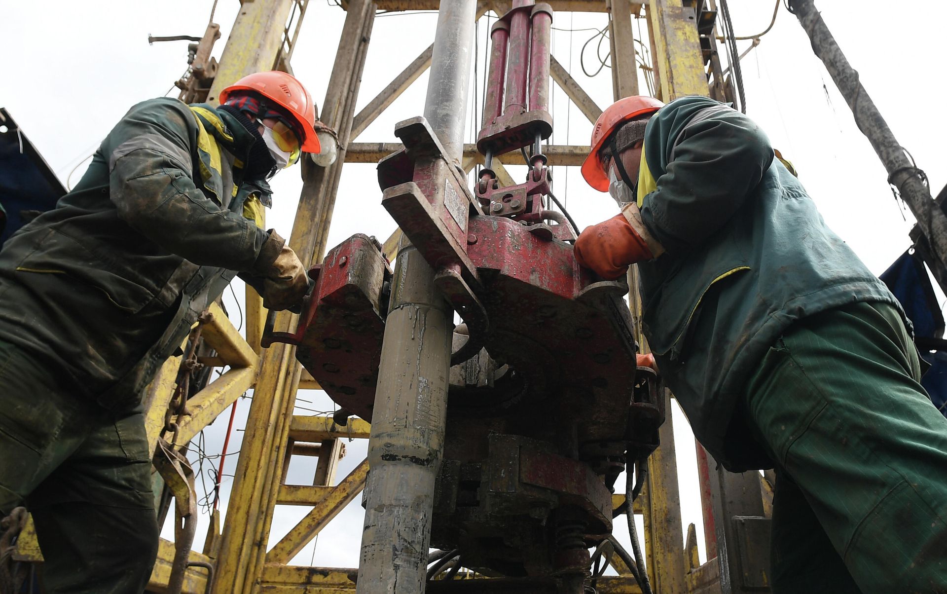 Рабочие на мобильной буровой установке компании Татнефть Рабочие на мобильной буровой установке компании Татнефть - РИА Новости, 1920, 04.06.2026