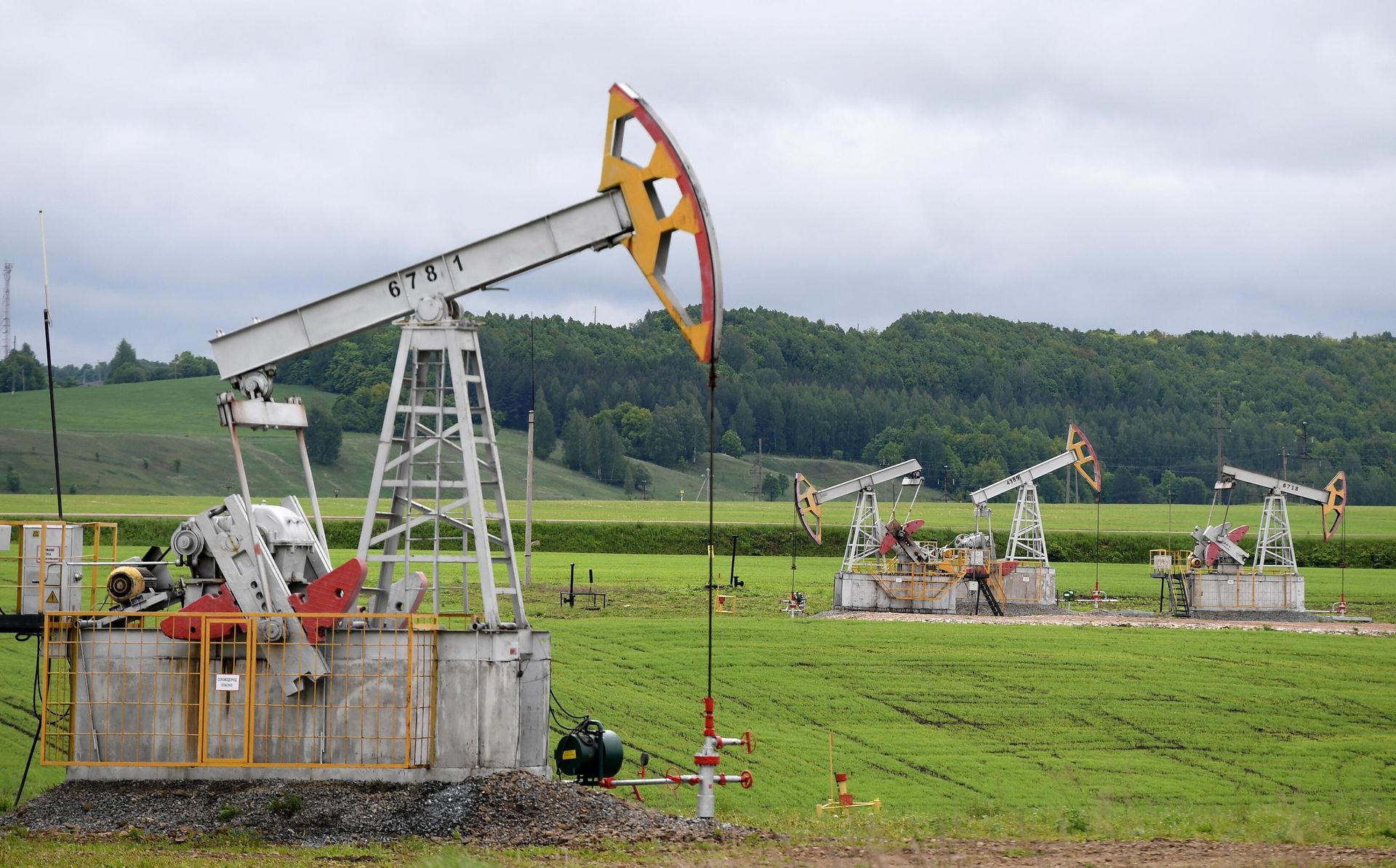 Нефтяные станки-качалки компании Татнефть Нефтяные станки-качалки компании Татнефть - РИА Новости, 1920, 06.07.2021