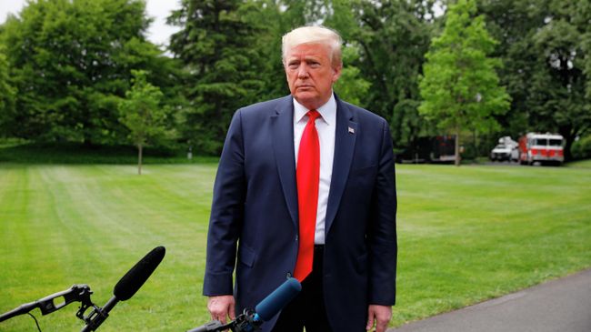 Президент США Дональд Трамп беседует со СМИ на южной лужайке Белого дома в Вашингтоне Президент США Дональд Трамп беседует со СМИ на южной лужайке Белого дома в Вашингтоне