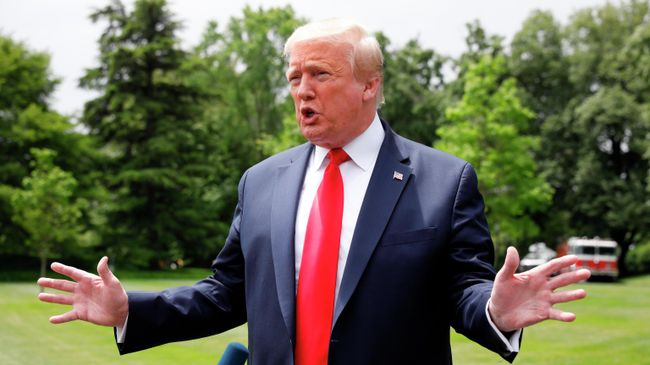 Президент США Дональд Трамп беседует со СМИ на южной лужайке Белого дома в Вашингтоне Президент США Дональд Трамп беседует со СМИ на южной лужайке Белого дома в Вашингтоне