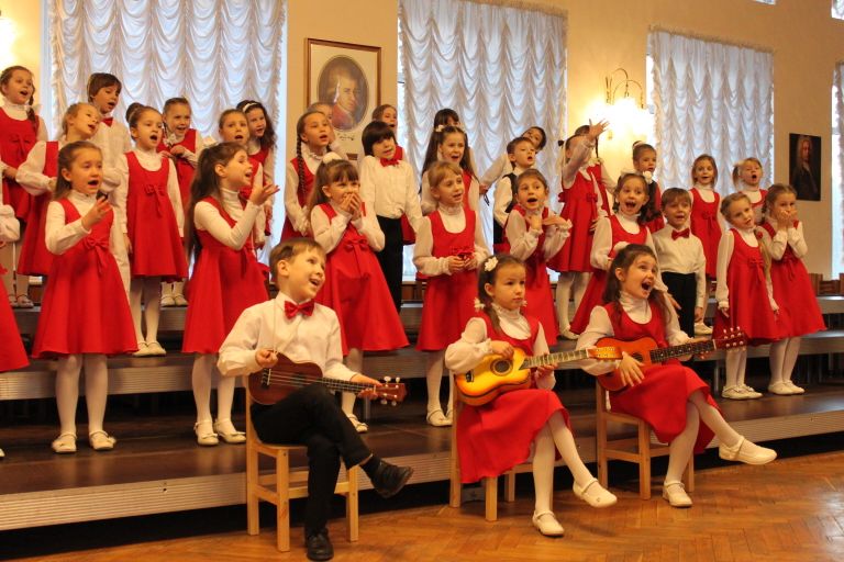 Выступление младшего хора Первоцвет в органном зале школы Весна