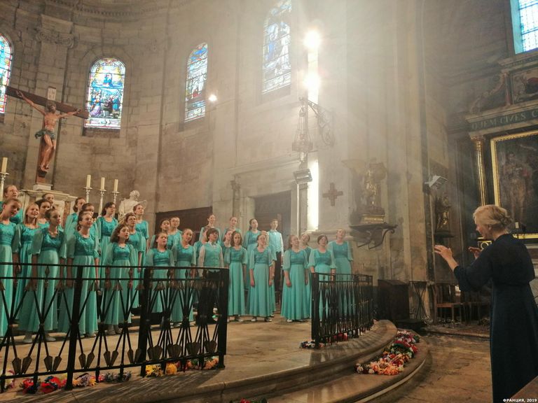 Выступление старшего хора Весна в кафедральном соборе в Везон-ла-Ромене во Франции в 2019 году