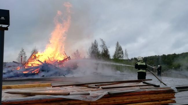 Сотрудники МЧС во время ликвидации пожара в церкви в Московской области Сотрудники МЧС во время ликвидации пожара в церкви в Московской области
