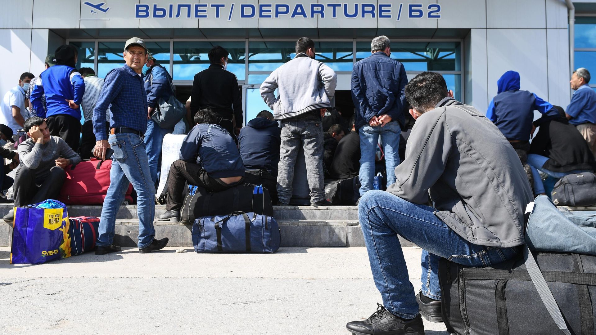 Граждане Узбекистана в очереди у входа в международный терминал аэропорта Толмачево в Новосибирске - РИА Новости, 1920, 15.06.2021