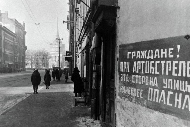 Блокада Ленинграда. Невский проспект. Табличка на доме: Граждане! При артобстреле эта сторона улицы наиболее опасна Блокада Ленинграда. Невский проспект. Табличка на доме: Граждане! При артобстреле эта сторона улицы наиболее опасна