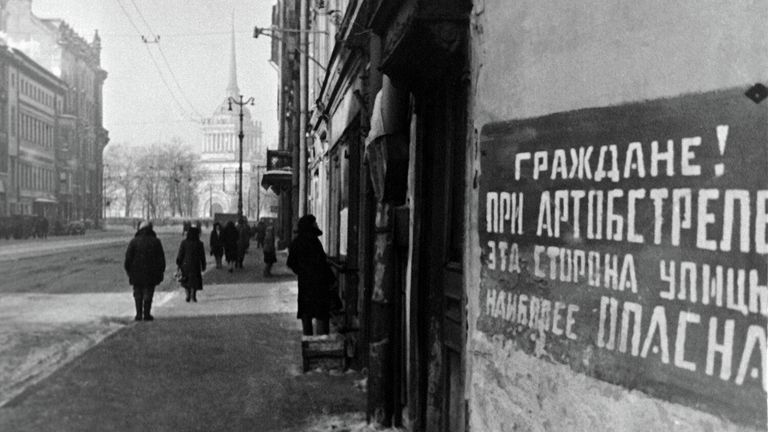 Блокада Ленинграда. Невский проспект. Табличка на доме: Граждане! При артобстреле эта сторона улицы наиболее опасна Блокада Ленинграда. Невский проспект. Табличка на доме: Граждане! При артобстреле эта сторона улицы наиболее опасна