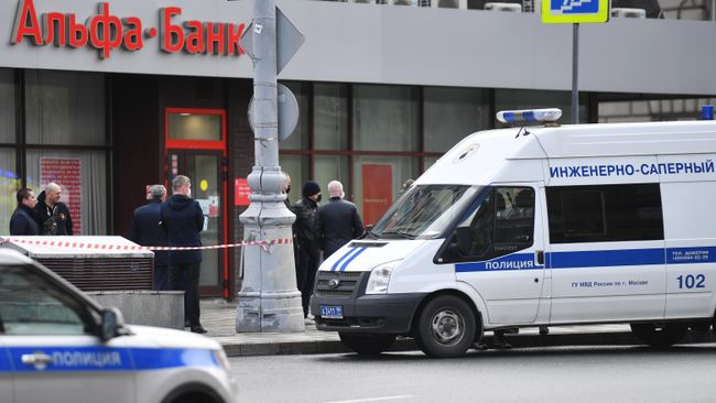 Машина инженерно-саперного центра полиции у отделения Альфа-банка в центре Москвы, откуда поступило сообщение, что неизвестный удерживает несколько человек и угрожает взорвать отделение Машина инженерно-саперного центра полиции у отделения Альфа-банка в центре Москвы, откуда поступило сообщение, что неизвестный удерживает несколько человек и угрожает взорвать отделение