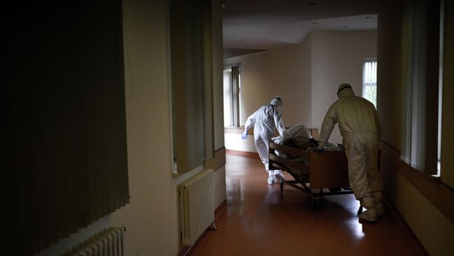 Санитары транспортируют пациента в реанимационное отделение Центральной клинической больницы РЖД - Медицина Санитары транспортируют пациента в реанимационное отделение Центральной клинической больницы РЖД - Медицина