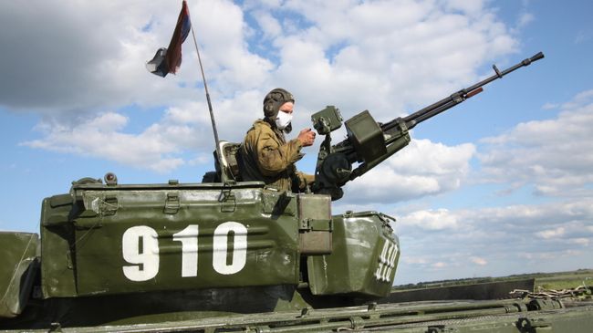 Боец Народной милиции ДНР во время учений в Донецкой области на передовой линии соприкосновения ДНР с Украиной Боец Народной милиции ДНР во время учений в Донецкой области на передовой линии соприкосновения ДНР с Украиной