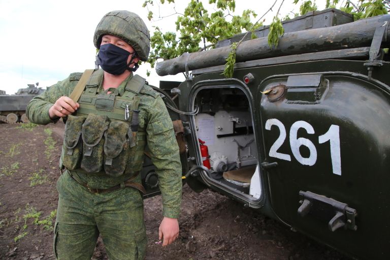 Боец Народной милиции ДНР во время учений в Донецкой области на передовой линии соприкосновения ДНР с Украиной Боец Народной милиции ДНР во время учений в Донецкой области на передовой линии соприкосновения ДНР с Украиной