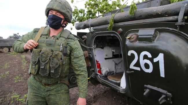 Боец Народной милиции ДНР во время учений в Донецкой области на передовой линии соприкосновения ДНР с Украиной Боец Народной милиции ДНР во время учений в Донецкой области на передовой линии соприкосновения ДНР с Украиной