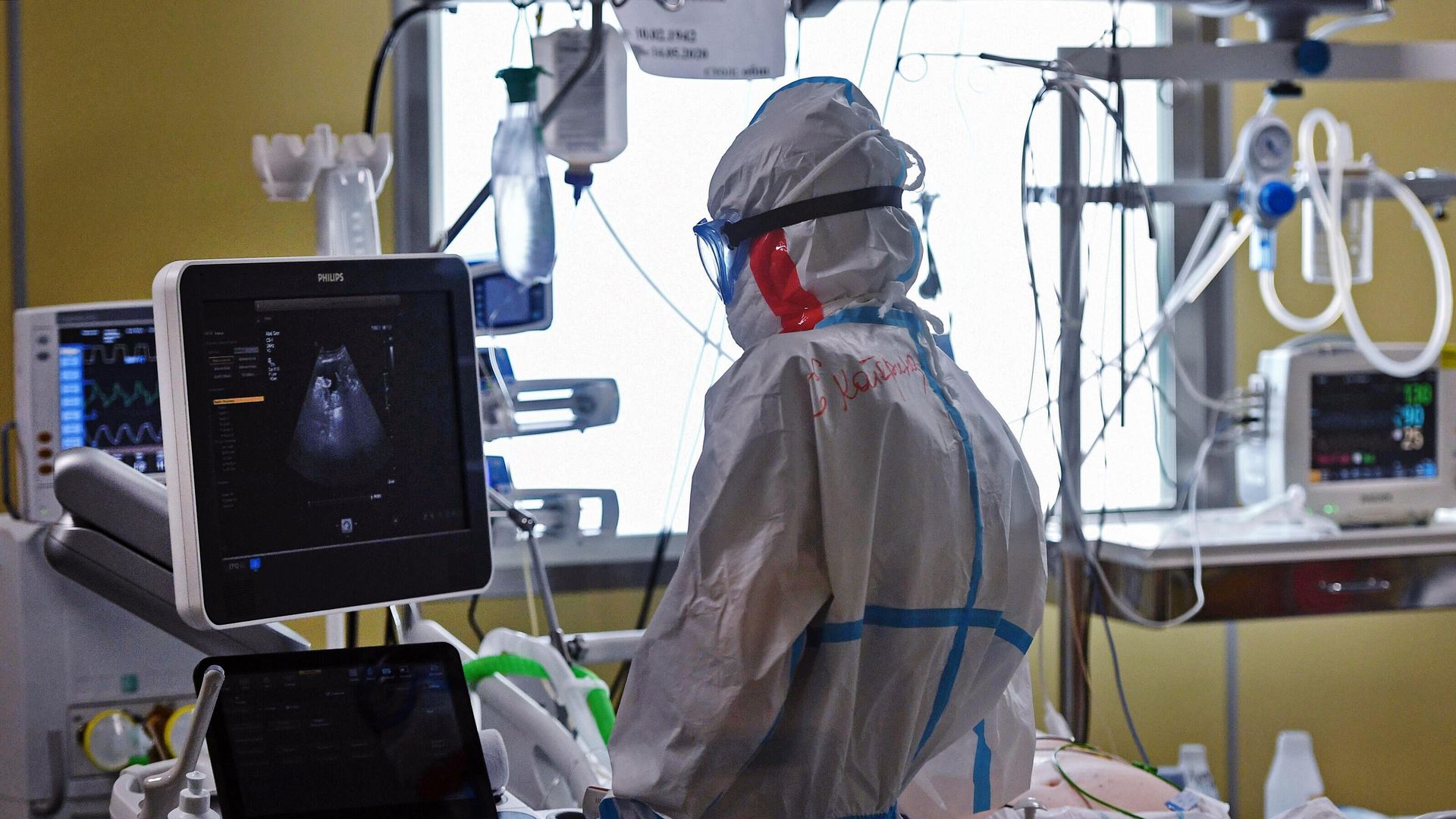 Медицинский работник возле кровати пациента в одном из отделений госпиталя COVID-19 в Центре мозга и нейротехнологий ФМБА России Медицинский работник возле кровати пациента в одном из отделений госпиталя COVID-19 в Центре мозга и нейротехнологий ФМБА России - РИА Новости, 1920, 04.07.2020