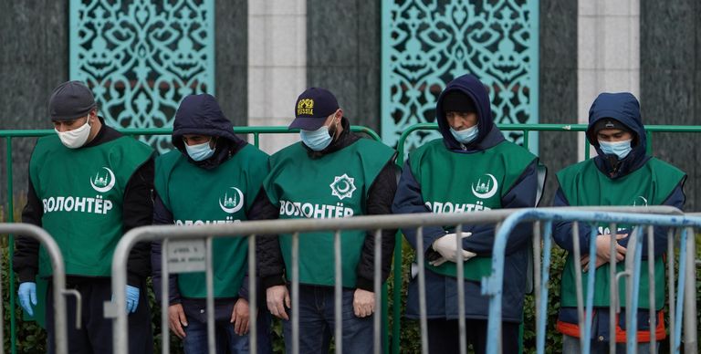 Волонтеры-мусульмане молятся у стен Московской Соборной мечети, закрытой для посещений из-за риска распространения коронавирусной инфекции COVID-19 Волонтеры-мусульмане молятся у стен Московской Соборной мечети, закрытой для посещений из-за риска распространения коронавирусной инфекции COVID-19