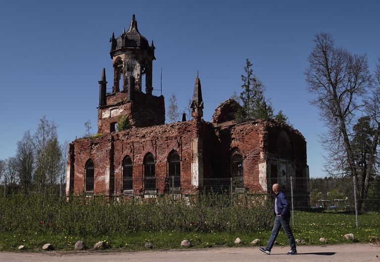 Посетитель в Усадьбе Марьино, открытой для посещения в Тоснеском районе Ленинградской области