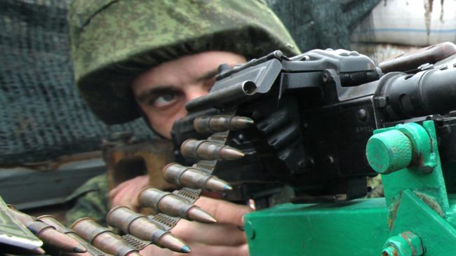 Военнослужащий Народной милиции ДНР на линии разграничения между ДНР и Украиной Военнослужащий Народной милиции ДНР на линии разграничения между ДНР и Украиной