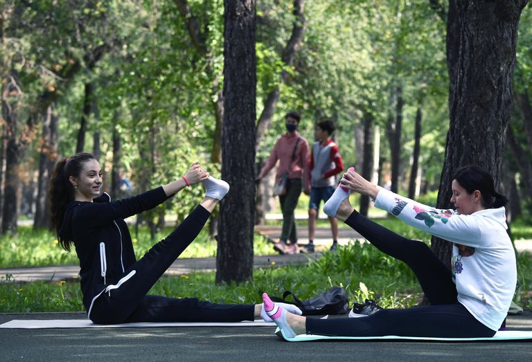 Женщины занимаются гимнастикой в Заельцовском парке в Новосибирске