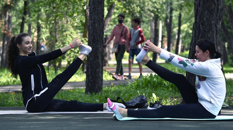 Женщины занимаются гимнастикой в Заельцовском парке в Новосибирске Женщины занимаются гимнастикой в Заельцовском парке в Новосибирске