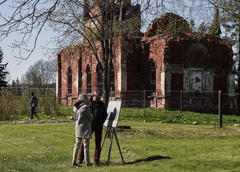 Посетители в Усадьбе Марьино (усадьба Строгановых и князей Голициных), открытой для посещения в Тоснеском районе Ленинградской области