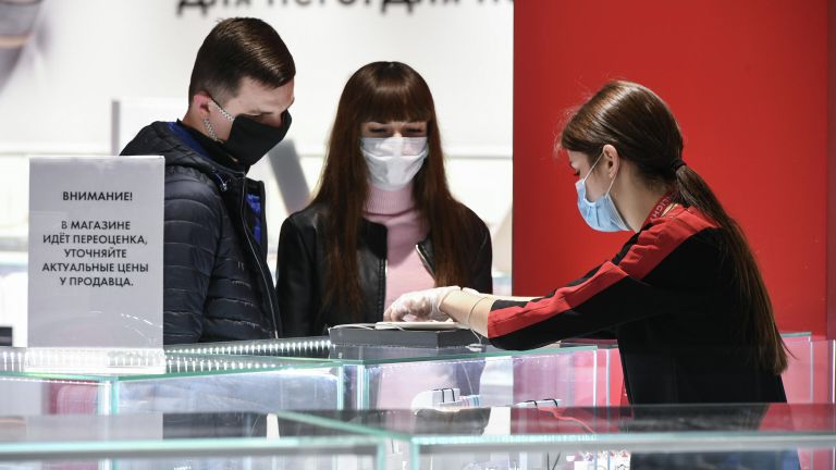 Покупатели в гипермаркете Ашан после отмены режима самоизоляции в Крыму Покупатели в гипермаркете Ашан после отмены режима самоизоляции в Крыму
