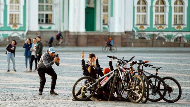 Молодые люди на Дворцовой площади в Санкт-Петербурге