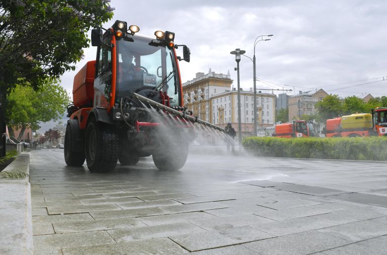 Автомобиль коммунальных служб во время дезинфекции тротуаров в Москве Автомобиль коммунальных служб во время дезинфекции тротуаров в Москве