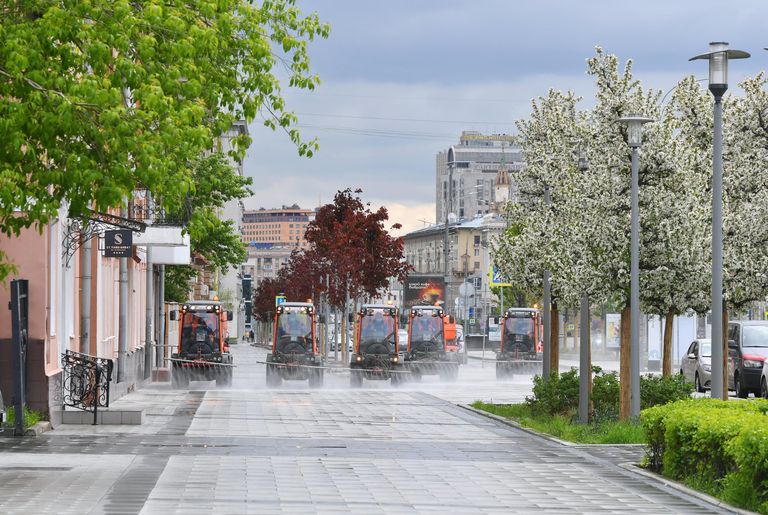 Автомобили коммунальных служб во время дезинфекции тротуаров в Москве Автомобили коммунальных служб во время дезинфекции тротуаров в Москве