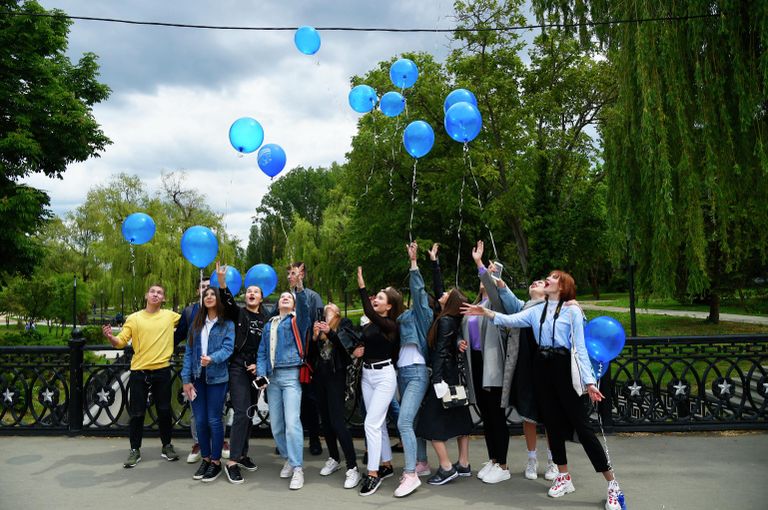 Выпускники средней школы отпускают воздушные шары после празднования последнего звонка в парке Гагарина в Симферополе Выпускники средней школы отпускают воздушные шары после празднования последнего звонка в парке Гагарина в Симферополе