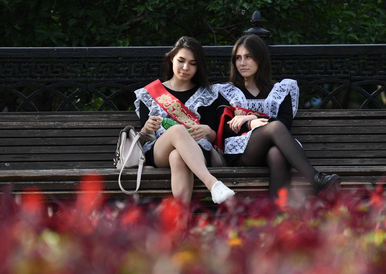 Выпускницы на лавочке на одной из улиц в Новосибирске Выпускницы на лавочке на одной из улиц в Новосибирске