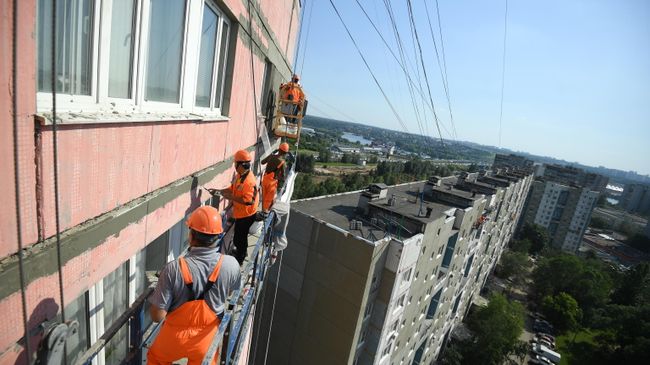 Рабочие проводят ремонт жилого дома в московском районе Капотня Рабочие проводят ремонт жилого дома в московском районе Капотня