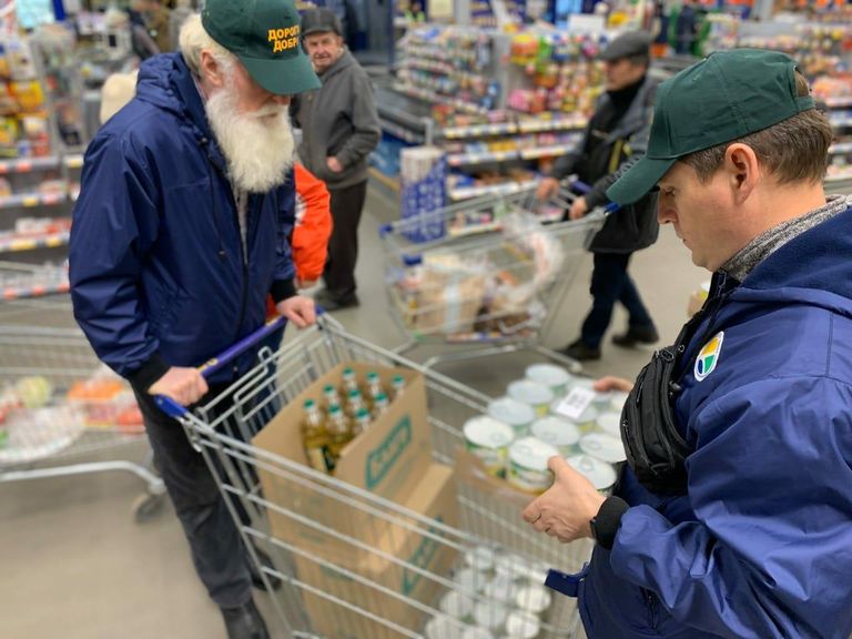 Волонтеры покупают продукты