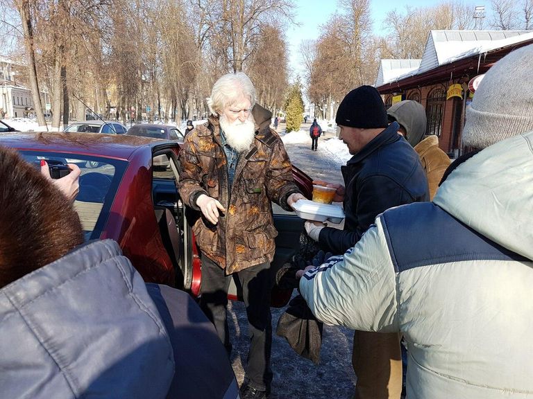 Сергей Васьков раздает еду бездомным