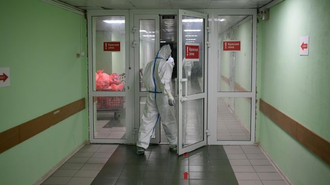 Медицинские работники входят в красную зону госпиталя COVID-19 Медицинские работники входят в красную зону госпиталя COVID-19