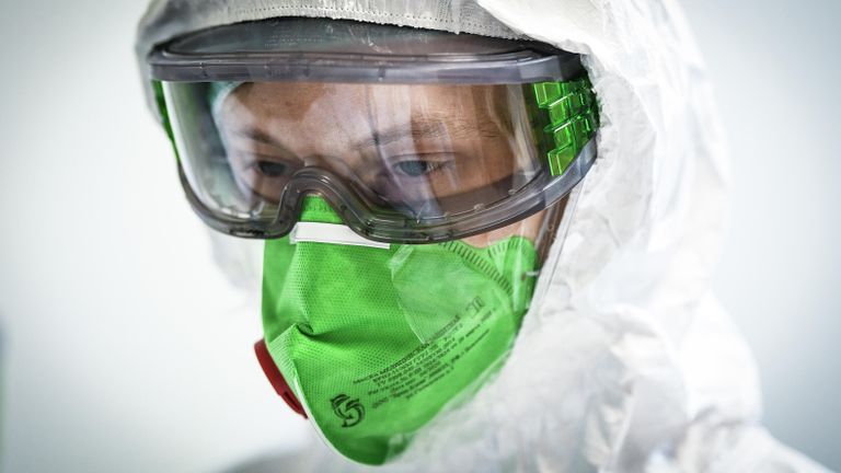 Врач из Самары Илья Чайников во время своей смены в инфекционном отделении Центральной клинической больницы РЖД - Медицина