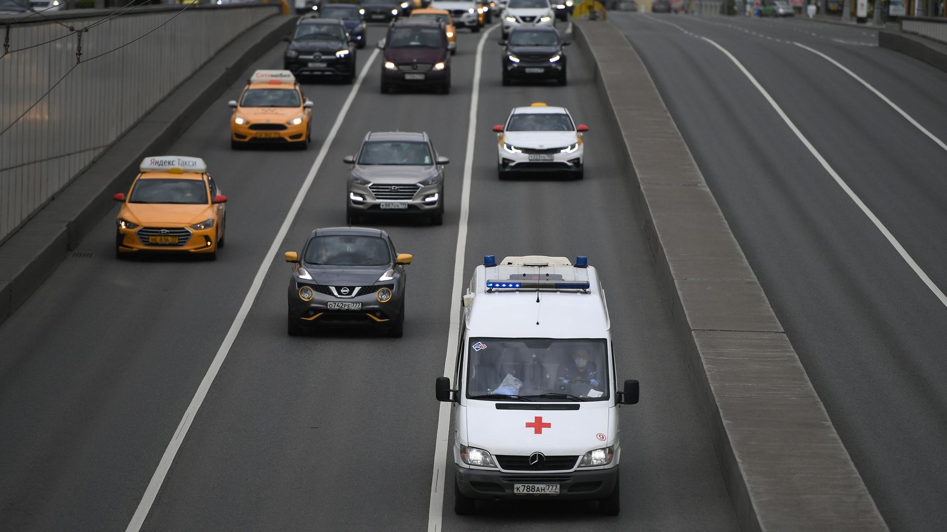 Автомобиль скорой помощи на одной из улиц в Москве Автомобиль скорой помощи на одной из улиц в Москве - РИА Новости, 1920, 18.10.2020