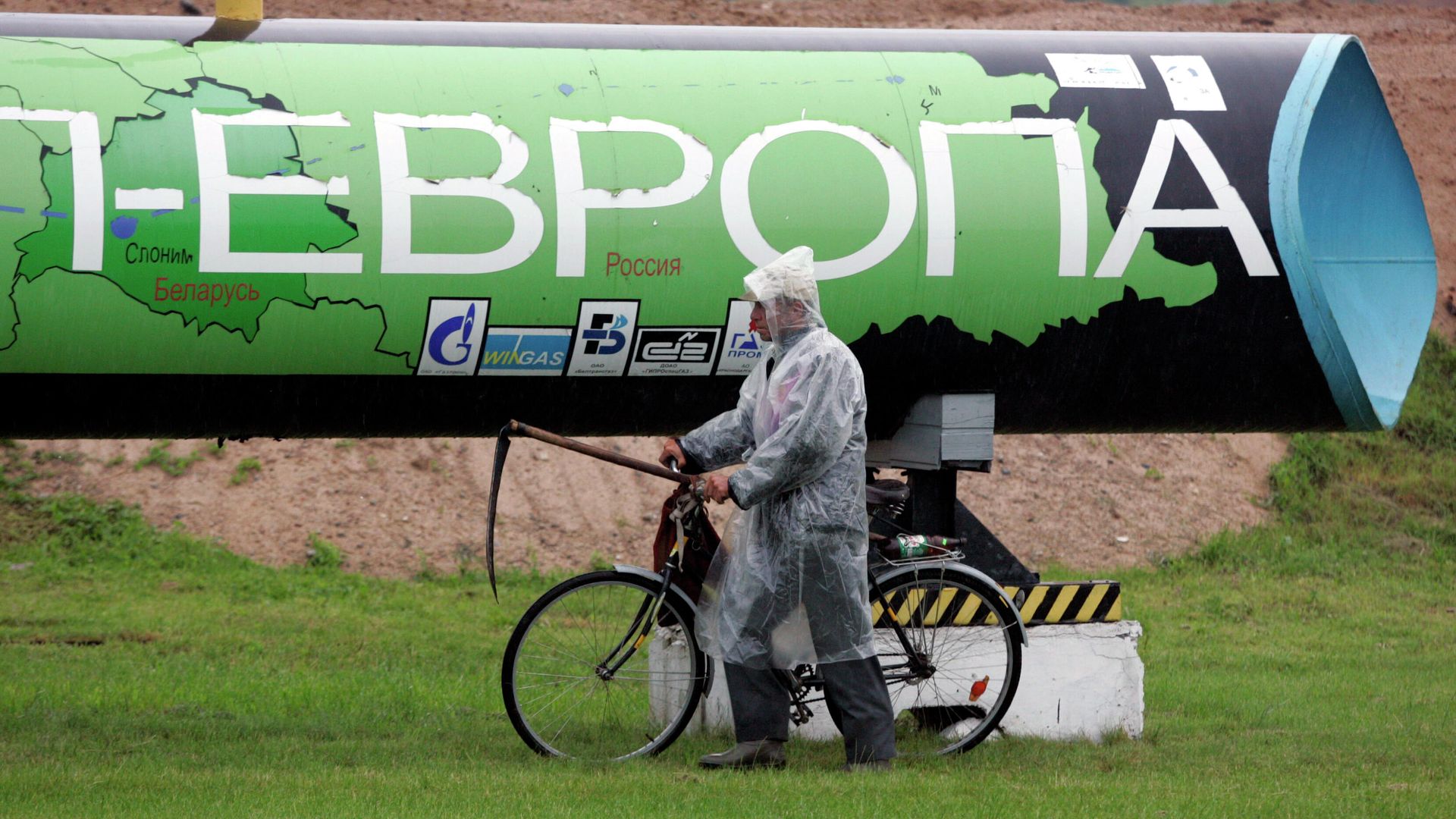 Мужчина в районе Слонимской компрессорной станции в Белоруссии - РИА Новости, 1920, 12.11.2021