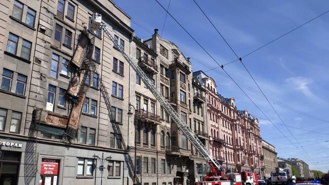 Спасатели участвуют в ликвидации обрушения в Центральном районе в Санкт-Петербурге Спасатели участвуют в ликвидации обрушения в Центральном районе в Санкт-Петербурге