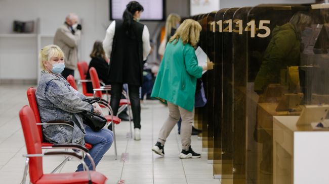 Посетители в многофункциональном центре государственных и муниципальных услуг Посетители в многофункциональном центре государственных и муниципальных услуг