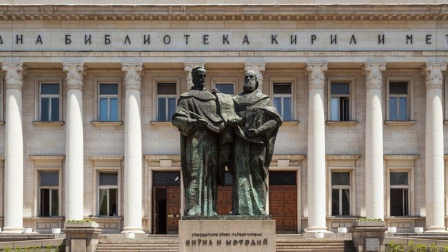 Памятник святых Кирилла и Мефодия возле здания Национальной библиотеки в Софии, Болгария