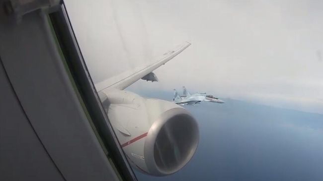 Перехват американского самолета-разведчика Poseidon P-8A над Средиземным морем российскими Су-35 Перехват американского самолета-разведчика Poseidon P-8A над Средиземным морем российскими Су-35