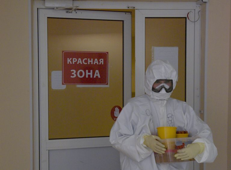Медицинский работник в госпитале COVID-19 в больнице No 122 им. Л. Г. Соколова в Санкт-Петербурге
