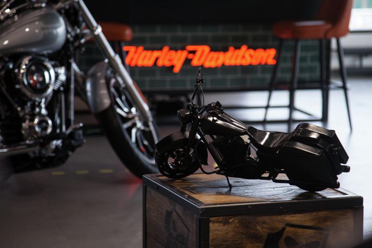 Миниатюрная копия модели мотоцикла Harley-Davidson Road King представлена в мотосалоне Harley-Davidson в городе Тюмень Миниатюрная копия модели мотоцикла Harley-Davidson Road King представлена в мотосалоне Harley-Davidson в городе Тюмень