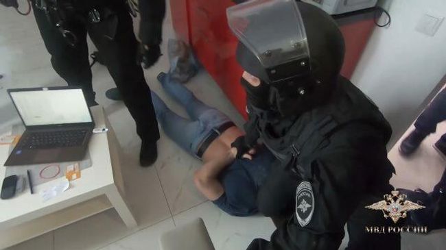 Кадры задержания подозреваемых в кражах денежных средств с банковских счетов граждан Кадры задержания подозреваемых в кражах денежных средств с банковских счетов граждан