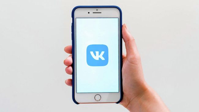 Логотип ВКонтакте на экране смартфона
