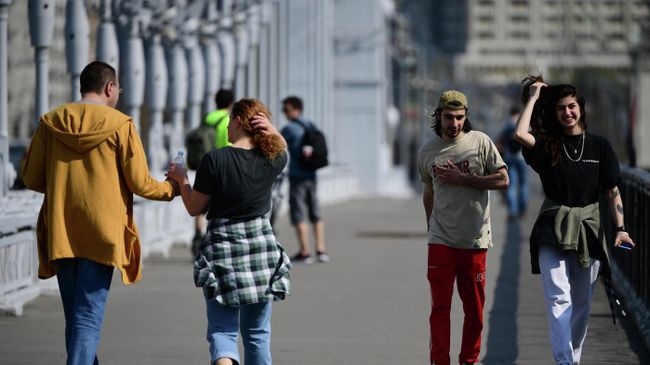 Молодые люди на Крымском мосту в Москве Молодые люди на Крымском мосту в Москве