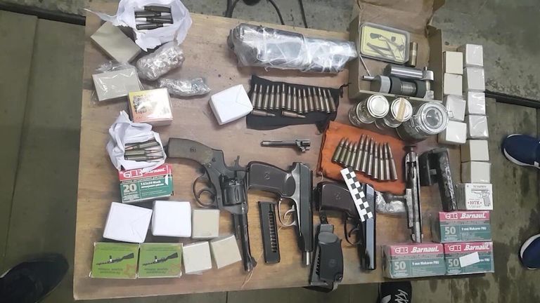 Огнестрельное оружие и боеприпасы, изъятые сотрудниками ФСБ РФ Огнестрельное оружие и боеприпасы, изъятые сотрудниками ФСБ РФ